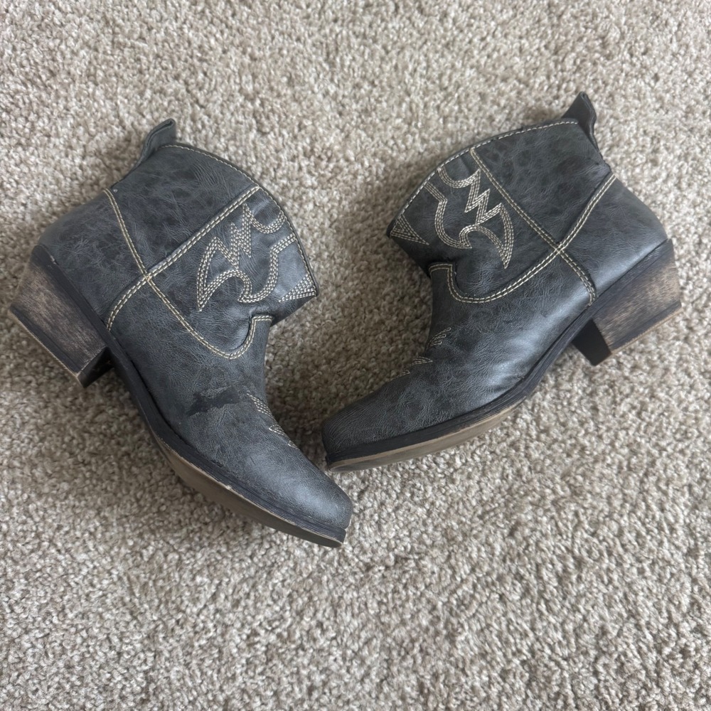 Big Buddha Wylan Gray Western Ankle Boots Women 7.5 M Cowboy Booties Embroidered